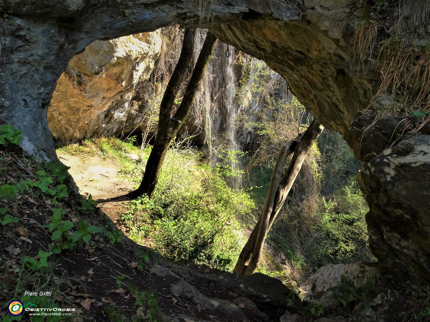 35 La 'Grotta dei ladri' con lo spettacolo delle alte cascate.JPG